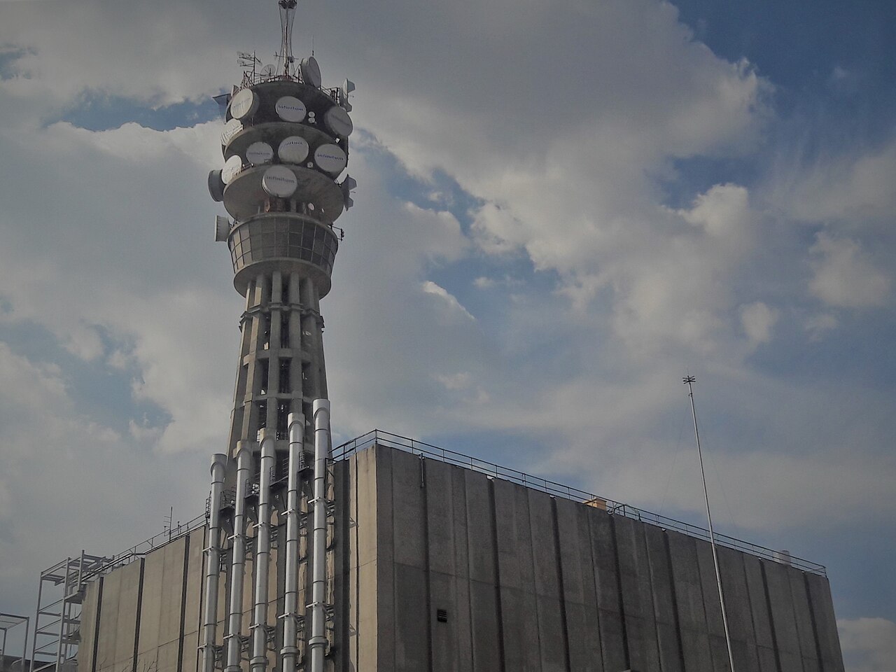 A photograph of Torre a Telmex