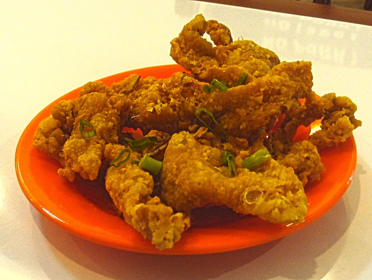 Pieles de pollo crujientes — foto ilustrativa