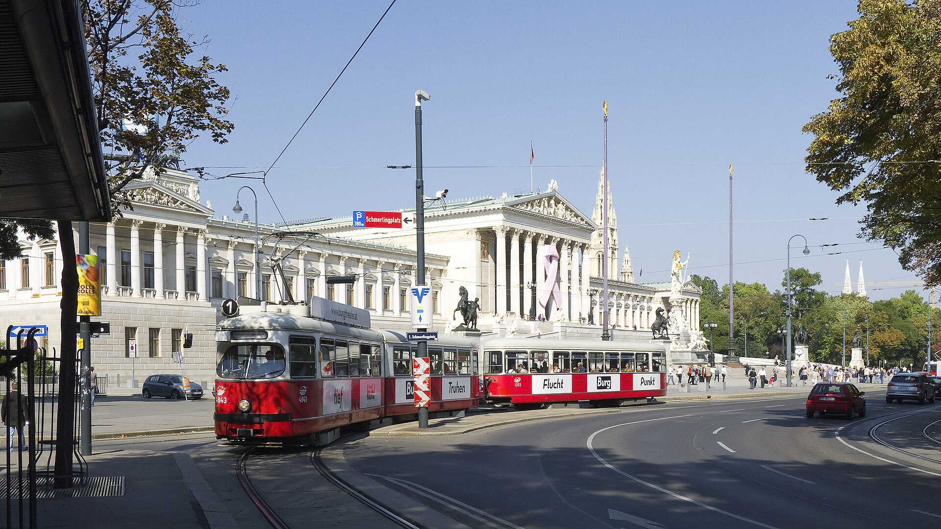 Ringstrasse circuit on trams 1 and 2 fotoğrafı