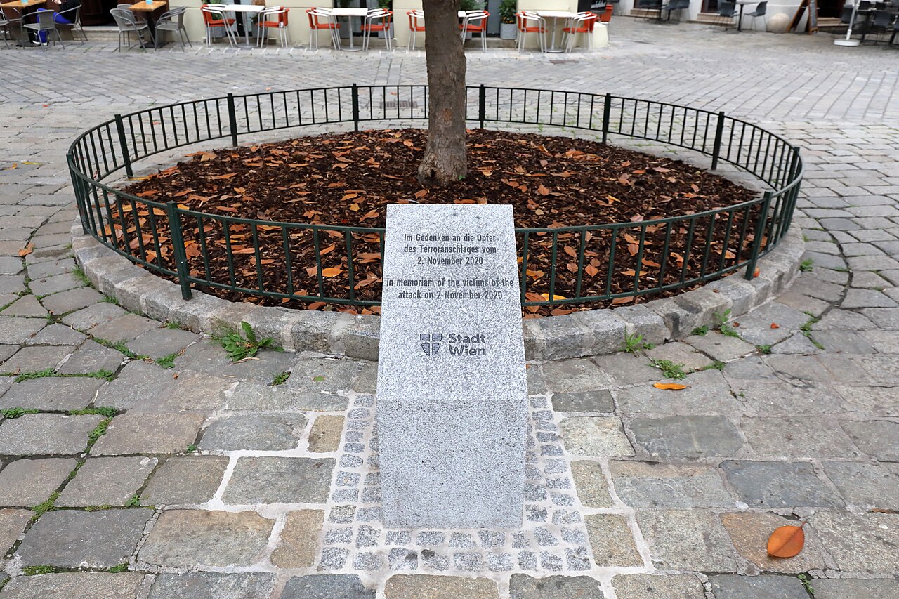 Pedra memorial para vítimas do terrorismo de 2/11/2020