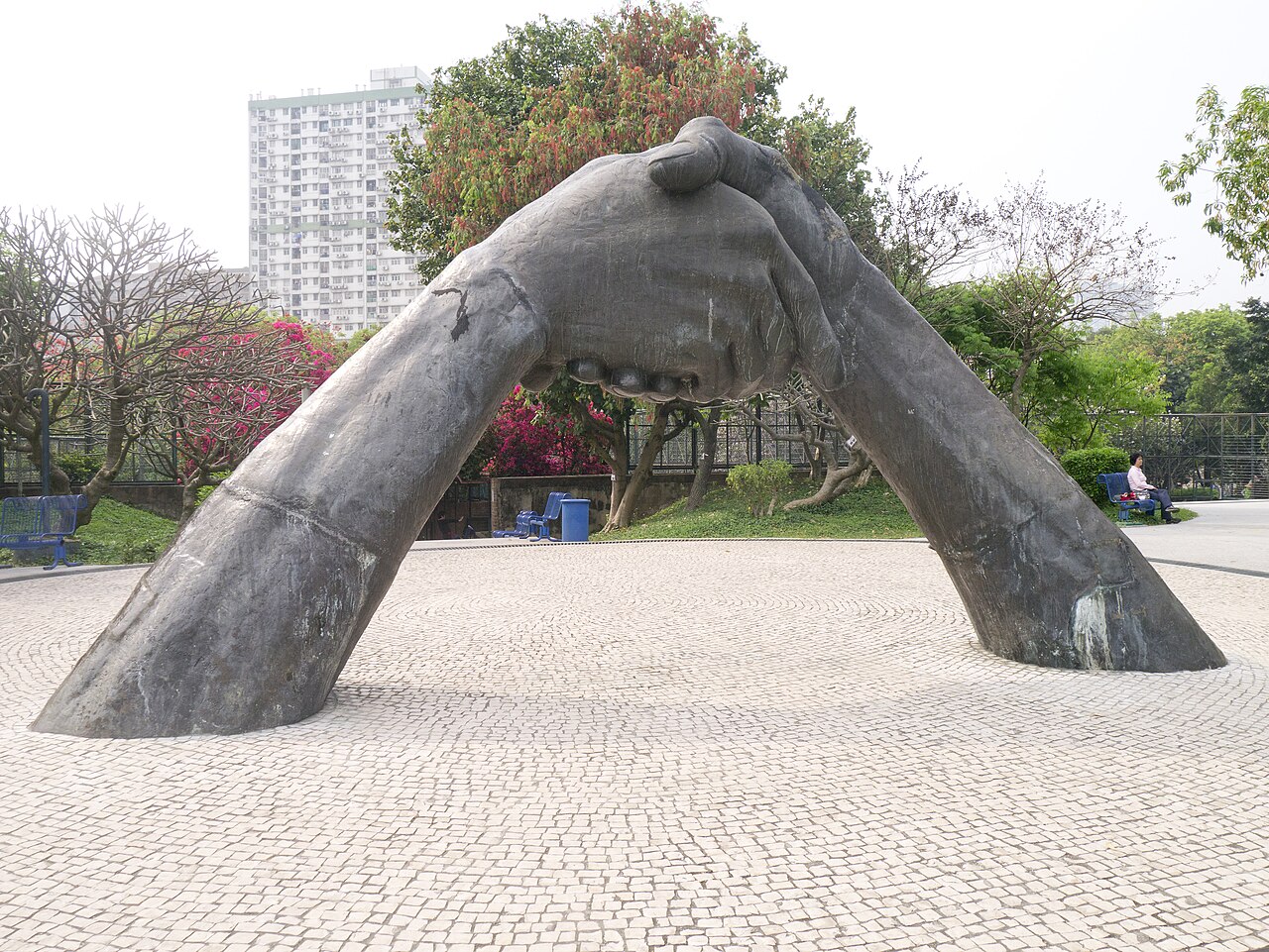 Una fotografia di Forever Handshake