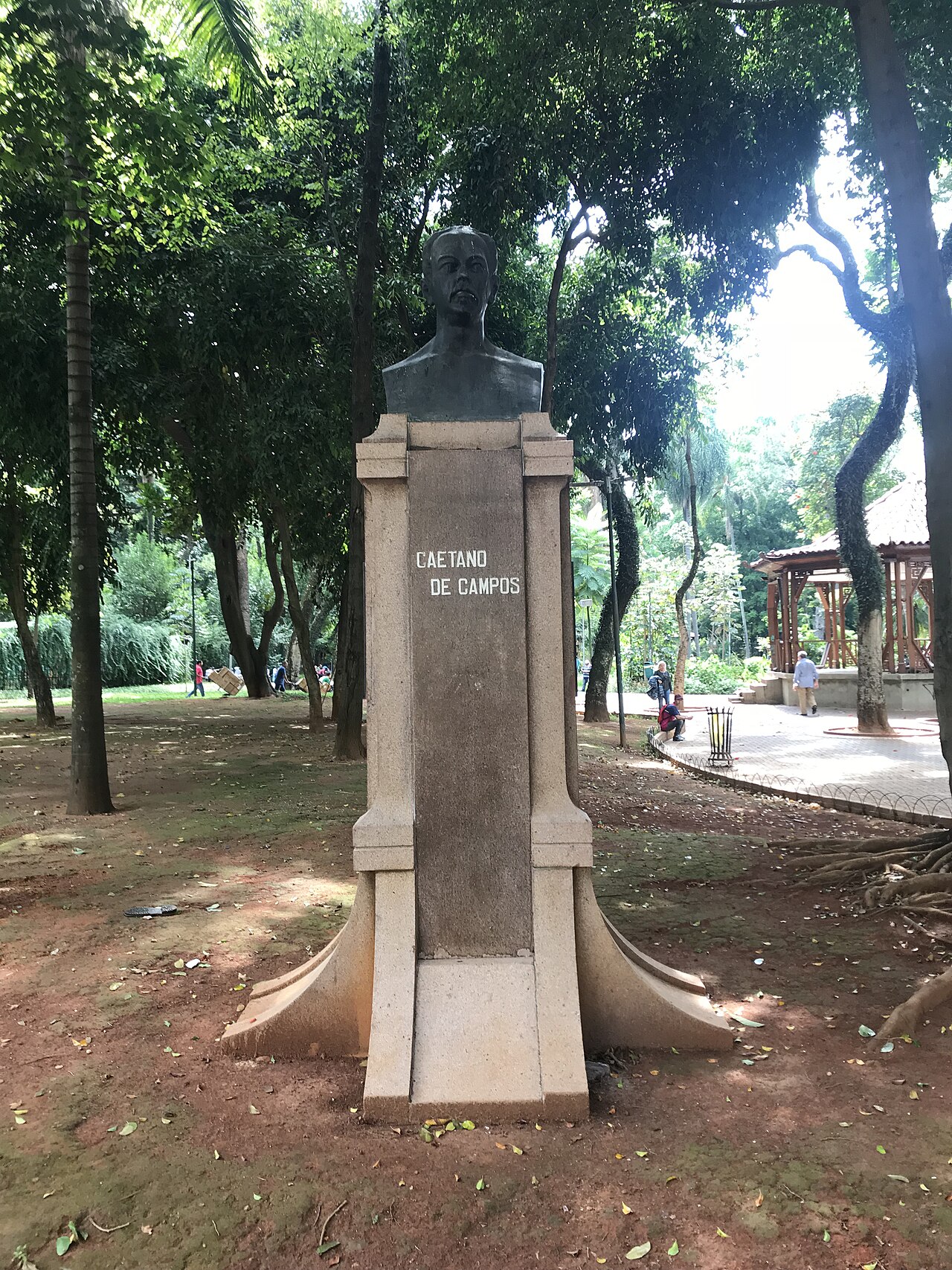 Totem a Bernardino de Campos et al.