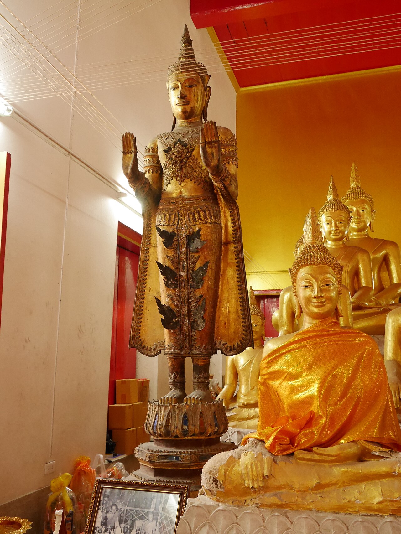 Uma fotografia de วัดอินทารามวรวิหาร