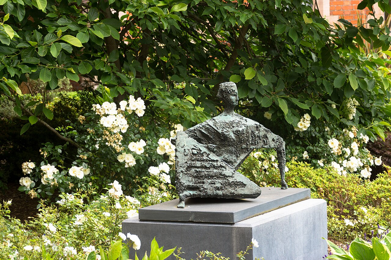 Ein Foto von Liegende Figur