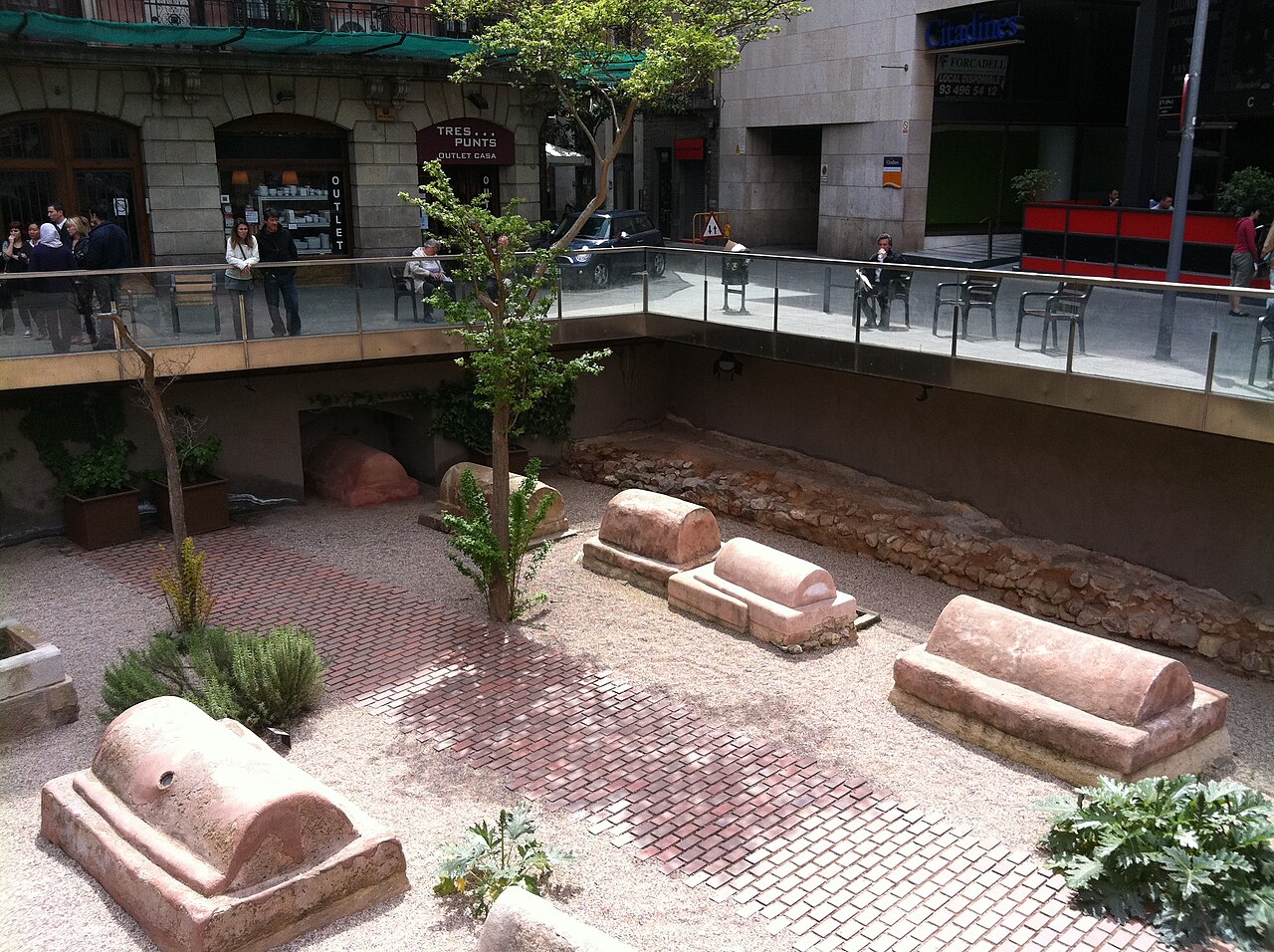 A photograph of Via sepulcral Romana de la plaça de la Vila de Madrid