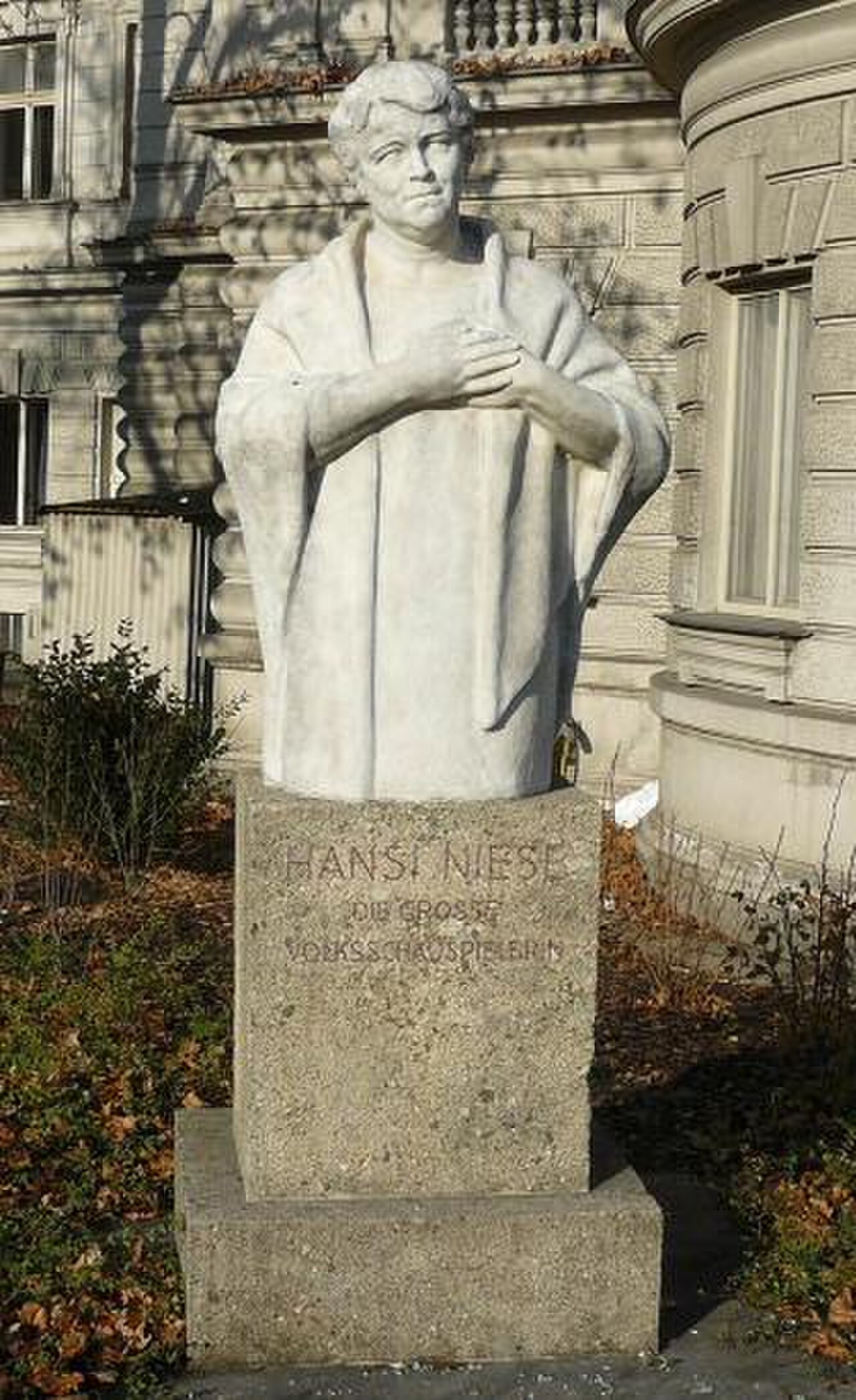Monumento a Hansi Niese, Volkstheater
