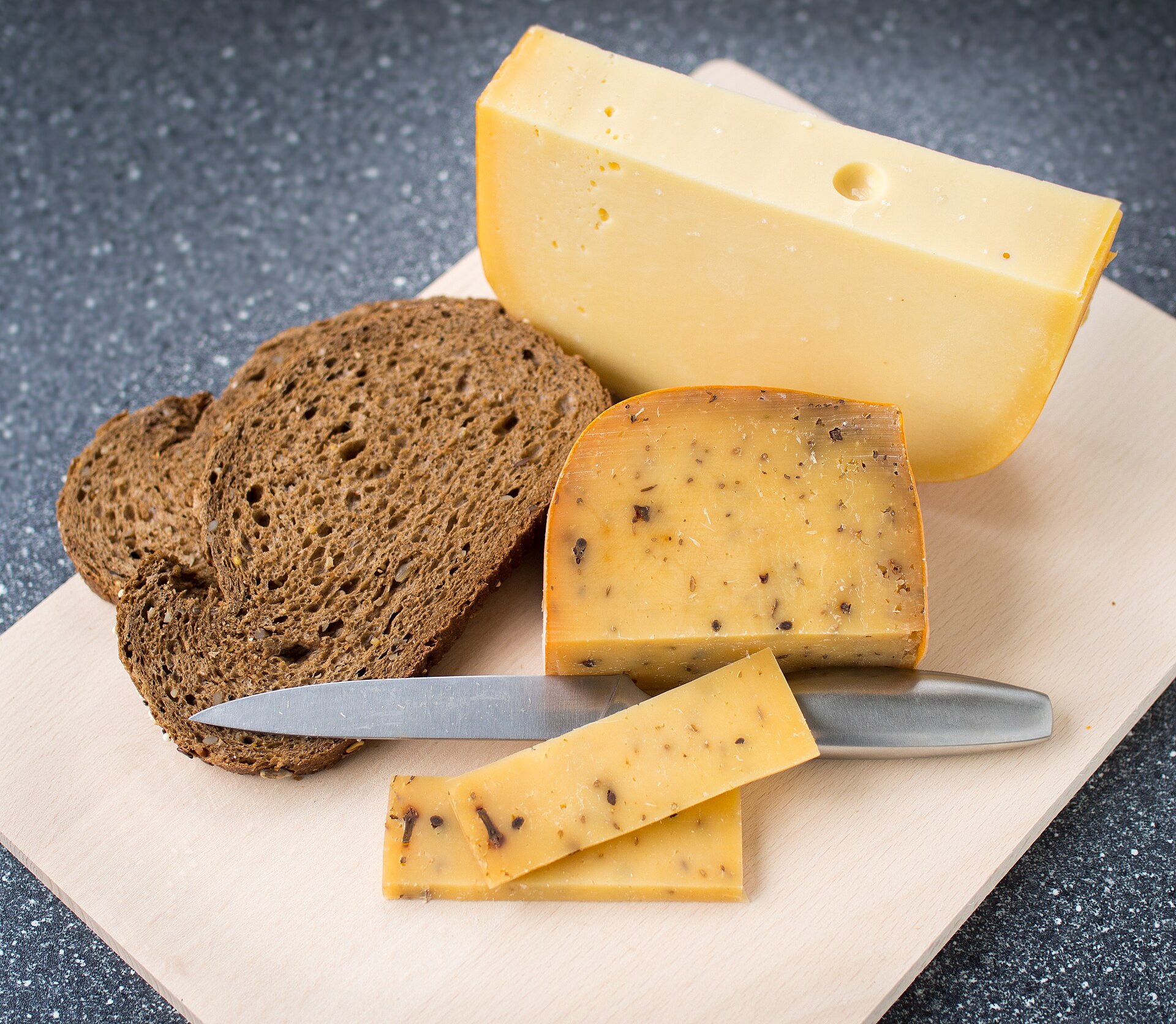 Queso neerlandés — foto ilustrativa
