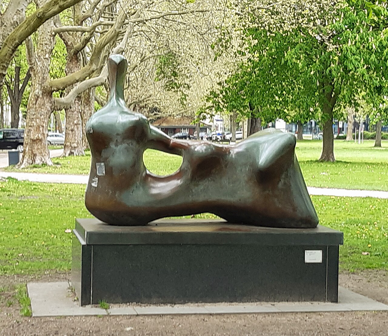 Ein Foto von Liegende Figur