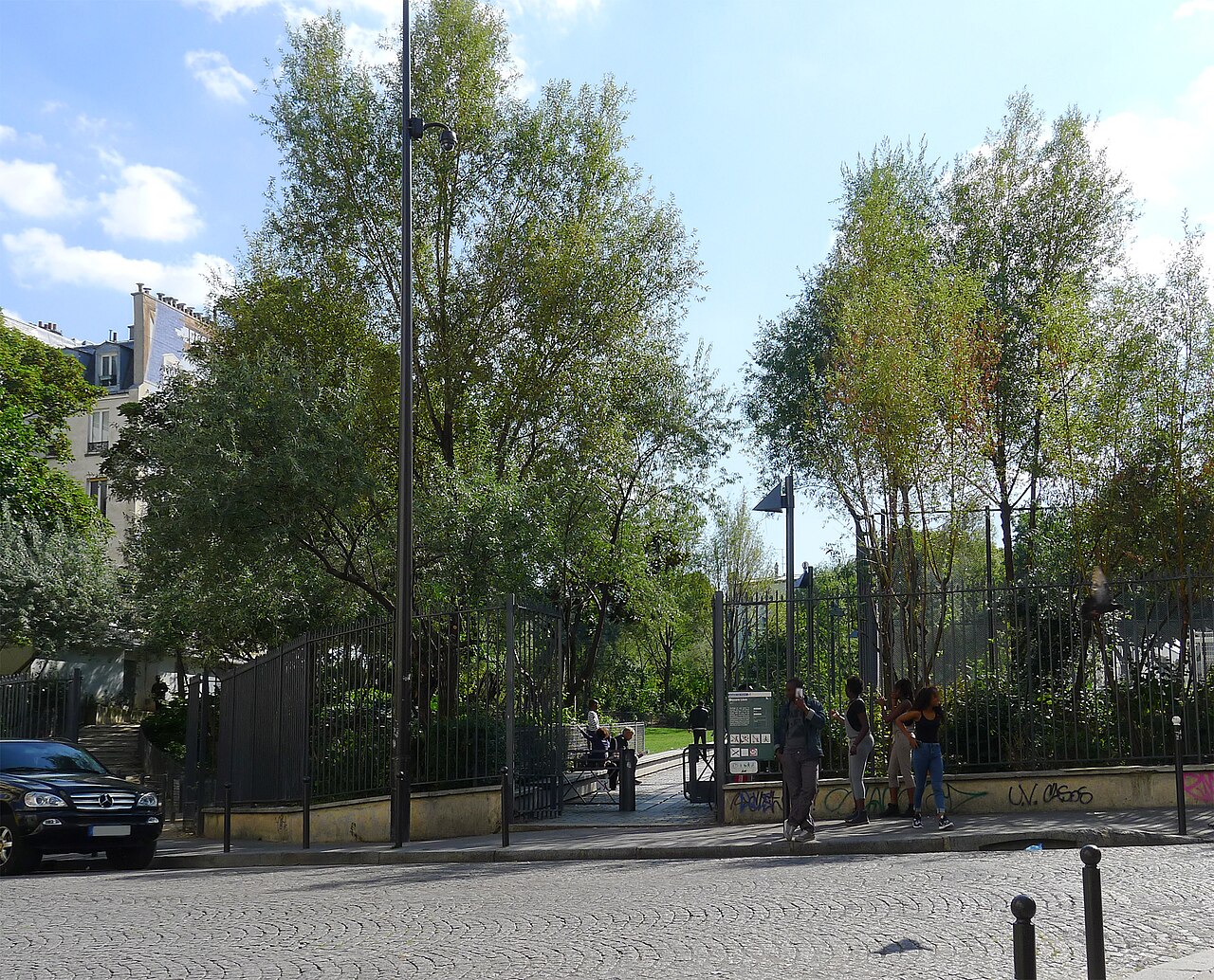 A photograph of square Léon