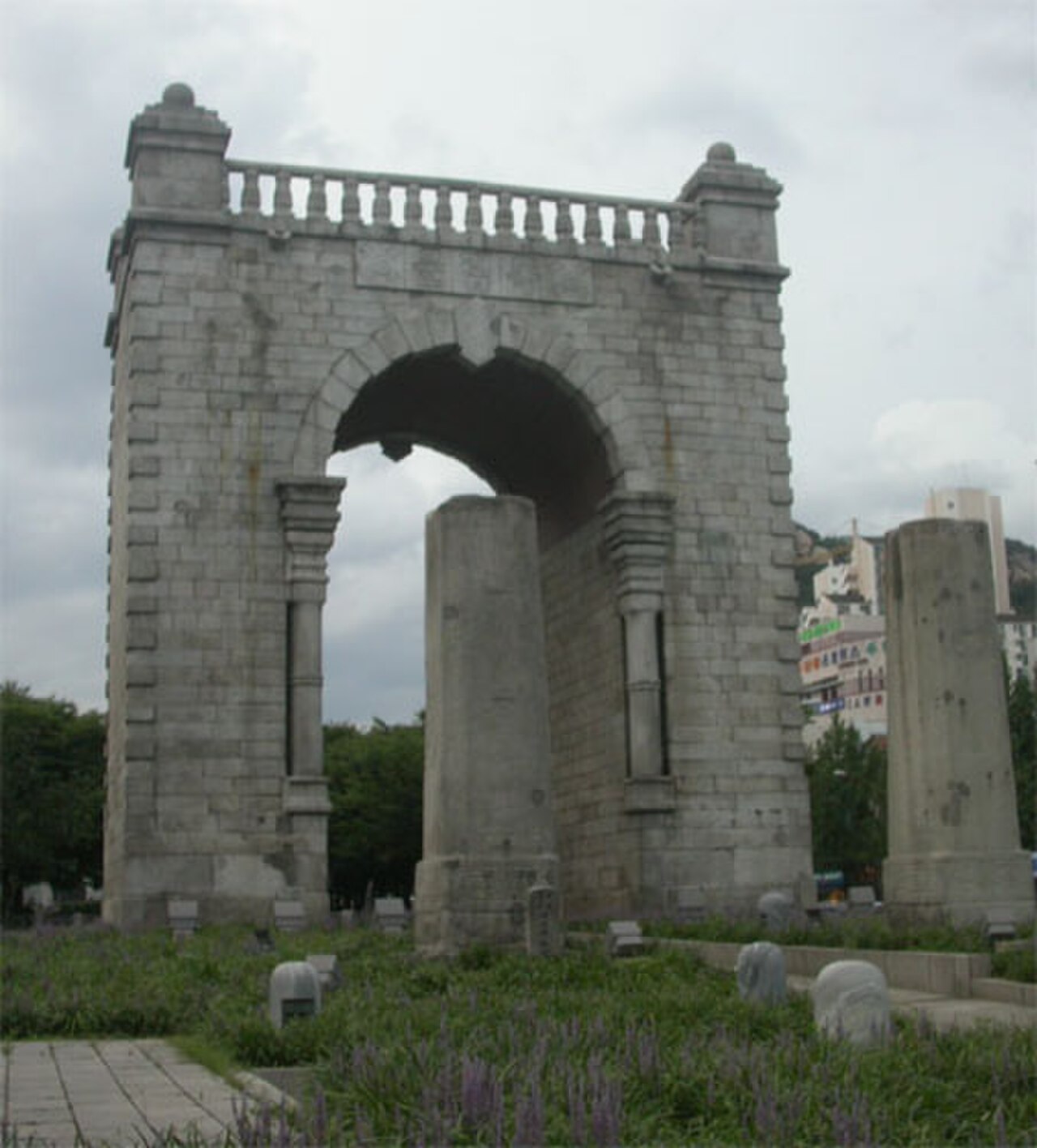 A photograph of Independence Gate