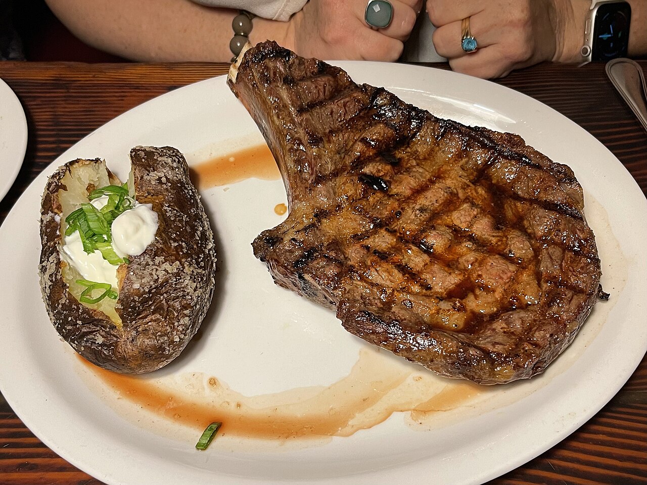 Ribeye con hueso — foto ilustrativa