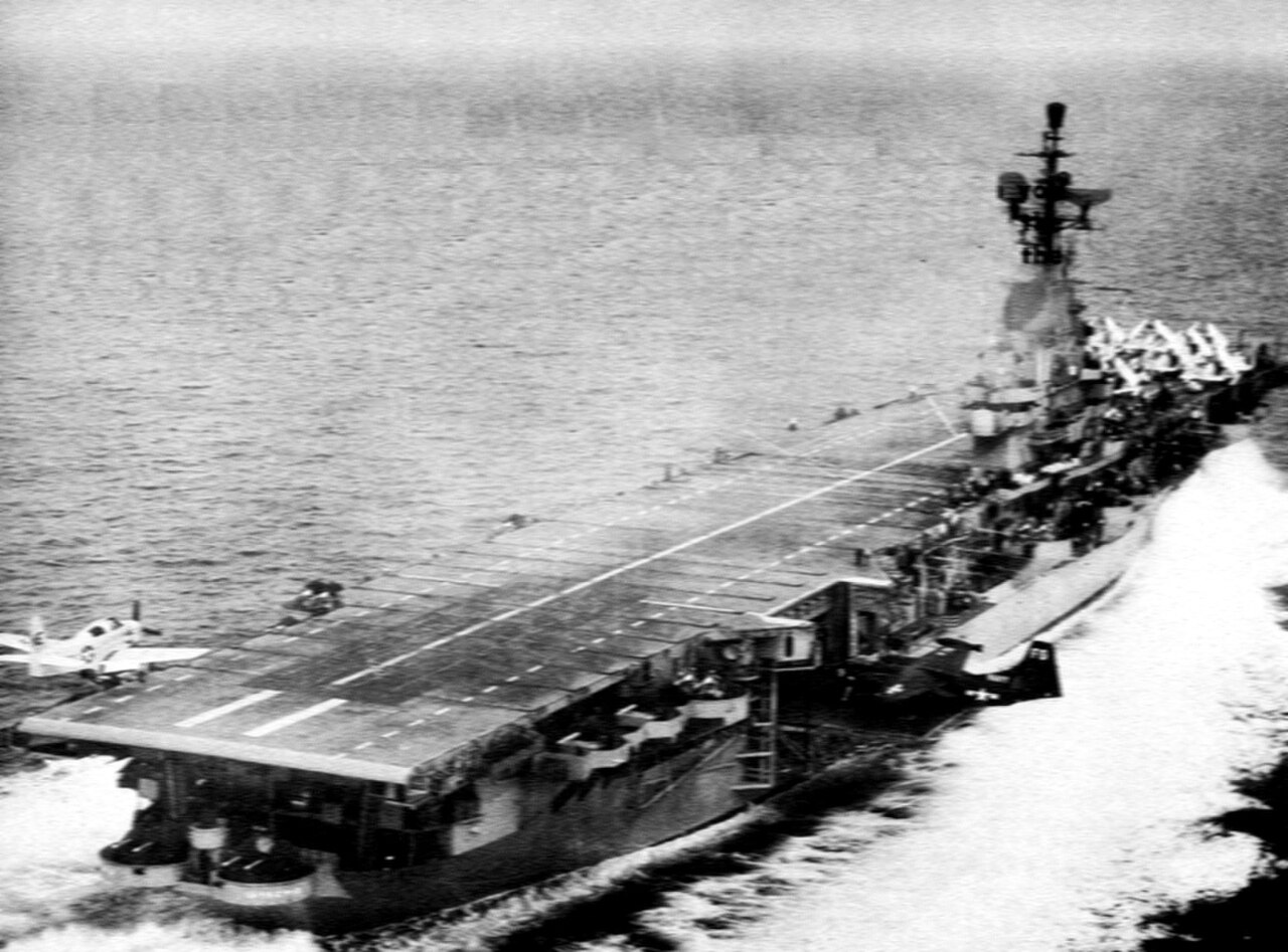 Uma fotografia de USS Intrepid
