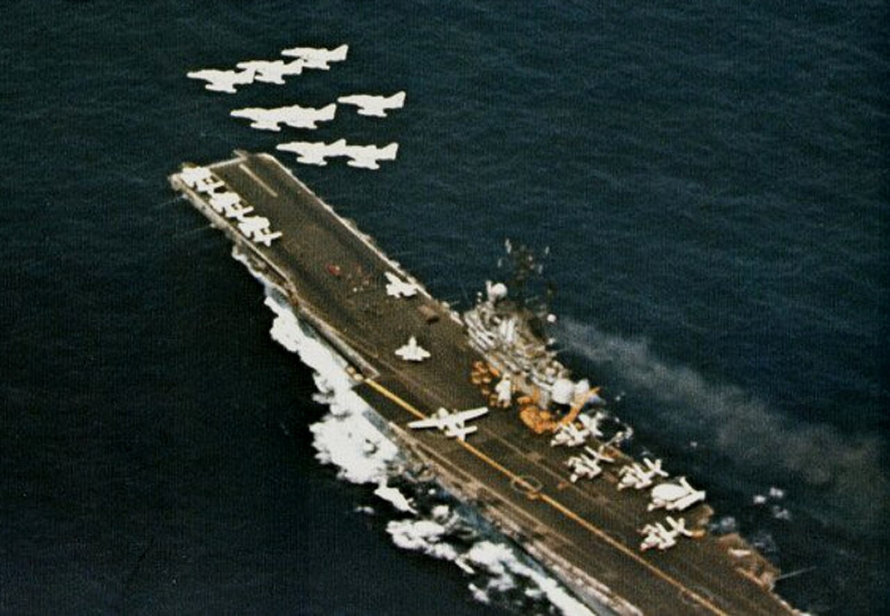 Uma fotografia de USS Intrepid